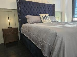 长滩Luxe Suite Convention Center Partial Ocean View with Free Parking的一张带蓝色床头板和床头柜的大床