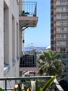 Luxe Suite Convention Center Partial Ocean View with Free Parking的阳台或露台