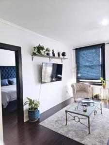 长滩Luxe Suite Convention Center Partial Ocean View with Free Parking的客厅配有咖啡桌和1张床