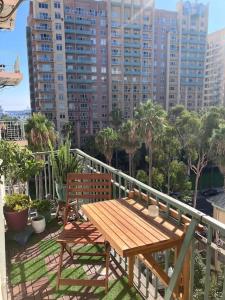 Luxe Suite Convention Center Partial Ocean View with Free Parking的阳台或露台