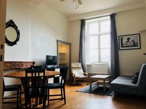 多勒Nos studios au centre ville à Dole的带桌子和沙发的客厅