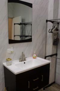 Imagen de la galería de Couple's getaway studio, en San Juan 30 fotos más