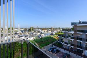 フィウミチーノにあるTiber Terrace Retreat - Free Parking, Wi-Fi & Netflixの建物のバルコニーからマリーナの景色を望めます。