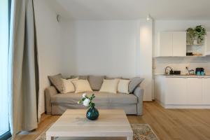 フィウミチーノにあるTiber Terrace Retreat - Free Parking, Wi-Fi & Netflixのソファとテーブルのあるリビングルーム