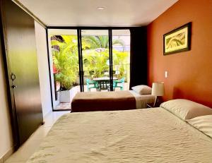 una camera d'albergo con due letti e un balcone di Casa Kiwi Hostel a Medellín