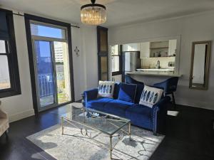 长滩Luxe Suite Convention Center Partial Ocean View with Free Parking的客厅里有一张蓝色的沙发和一张桌子
