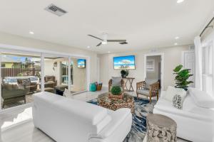 sala de estar con muebles blancos y patio en New Listing Stunning 4 Bed I Heated Pool/Hot Tub, en Rookery Island