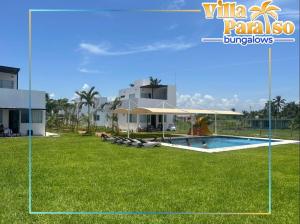 La ViguetaにあるBungalows Villa Paraísoのプールと家のあるヴィラ +4枚の写真