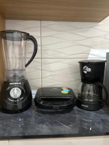 a blender and a coffee maker on a counter at Casa Encanto Festivo in Tianguá