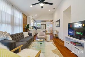 ein Wohnzimmer mit Couch und Flachbildfernseher in der Unterkunft Pet Friendly East Cesar Chavez Home Near Downtown in Austin