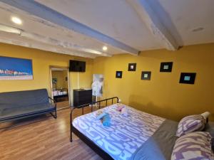 a bedroom with a bed and a yellow wall at Bonjoia Apartments in Porto