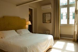 ein Schlafzimmer mit einem weißen Bett und einem Fenster in der Unterkunft Black 5 Florence in Florenz