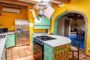 eine Küche mit grünen Schränken und einem Herd oberen Backofen in der Unterkunft Casa Corazon in Santa Fe + 19 Fotos