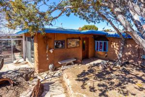 ein Haus mit einer Bank davor in der Unterkunft Casa Corazon in Santa Fe