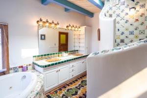 ein Badezimmer mit zwei Waschbecken und einem großen Spiegel in der Unterkunft Casa Corazon in Santa Fe