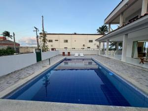 ein Swimmingpool im Hinterhof eines Hauses in der Unterkunft Casa Vista Mar Maragogi- Pé na areia in Peroba