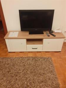 A television and/or entertainment centre at Apartman DivčiKom