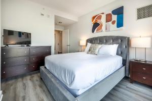 斯坦福德Private Luxury Apt with Gym的一间带大床和电视的卧室