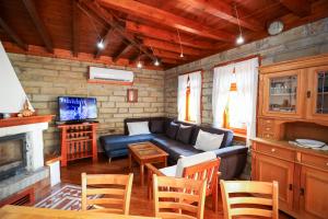 un soggiorno con un divano e un tavolo di Zhivka House a Glavatartsi