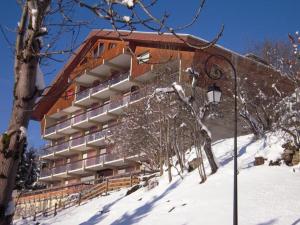 a building on a snow covered slope with a street light at Studio lumineux avec parking et petits animaux acceptés - 4 personnes - FR-1-198-115 in Châtel