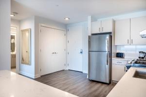 Private Luxury Apt with Gym的厨房或小厨房