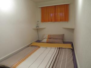 a small room with a bed and a cabinet at Villa Franca U06 in Arosa