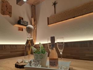 Nápoje v ubytování Haus Carmen, Familienfreundliche 4 Edelweiss Ferienwohnung mit TOP Einrichtung