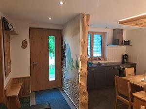 Kuchyň nebo kuchyňský kout v ubytování Haus Carmen, Familienfreundliche 4 Edelweiss Ferienwohnung mit TOP Einrichtung + 14 fotografií
