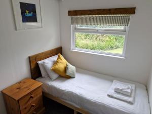 Giường trong phòng chung tại Trenant Cottage