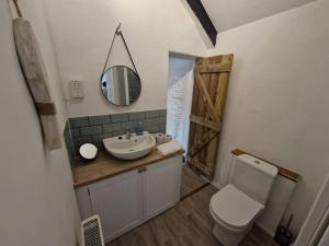 Phòng tắm tại Trenant Cottage