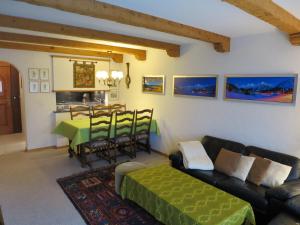 a living room with a couch and a table at Villa Franca U06 in Arosa