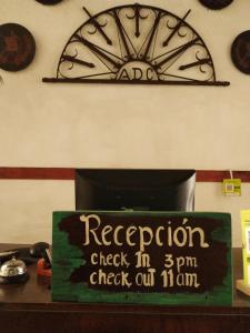 科万Hotel Casa Chapultepec的柜台上的餐厅招牌