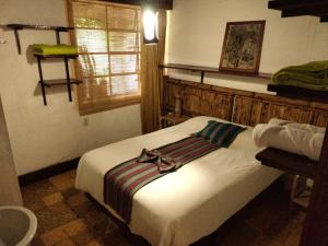 科万Hotel Casa Chapultepec的一间卧室配有一张床,床上有条纹毯子