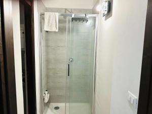 una doccia con una porta in vetro in un bagno di Maya Palace Real Rooms Palermo centre close to Cathedral a Palermo Altre 37 foto