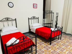 Letto o letti in una camera di Maya Palace Real Rooms Palermo centre close to Cathedral