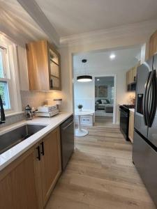 Η κουζίνα ή μικρή κουζίνα στο Fully Furnished Upscale Family Home 5B 3Ba