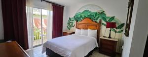 Un dormitorio con una cama blanca y una ventana. en Selva Boutique Hotel - Luquillo Oceanfront Retreat - Adults Only, en Luquillo 37 fotos más