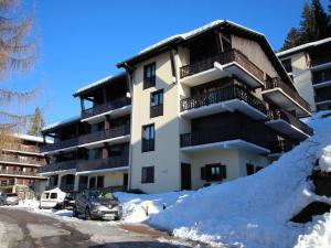 Studio 4 pers. avec lave-linge, balcon et accès direct aux pistes - Proche centre des Carroz - FR-1-572-176 v zime