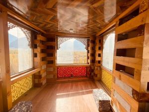 Uma área de estar em Mount View Hotel Skardu