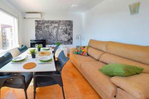 アレナレス・デル・ソルにあるSeafront Apt in Arenales Beach, Pool & Parkingのソファとテーブルのあるリビングルーム