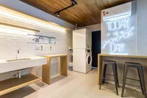 a kitchen with a sink and a refrigerator at Next Paulista by Viva - Apartamentos completos ao lado da Av Paulista e MASP in São Paulo