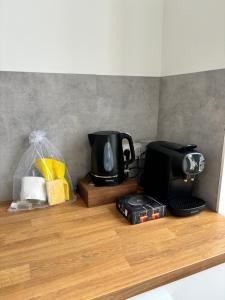 un piano di lavoro con macchinetta del caffè e tostapane di Appartement au coeur de la ville a La Ferté-Bernard