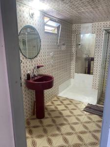 a bathroom with a sink and a shower with a mirror at Hospedagem Raiz Vida in Itacaré