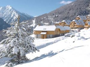 a snow covered mountain with a group of buildings at Appartement Montagne pour 6 pers, proche télécabine - FR-1-165A-53 in Uvernet-Fours