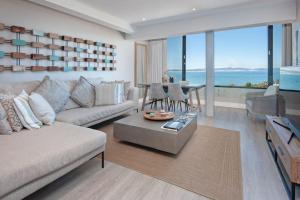 Χώρος καθιστικού στο Marine Court 5 by BACK IN TOWN - 2Bedroom Ocean-facing Apt in Hermanus Centre