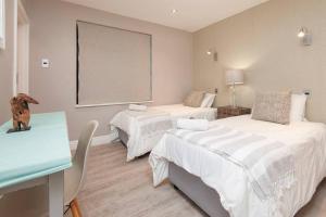 Ένα ή περισσότερα κρεβάτια σε δωμάτιο στο Marine Court 5 by BACK IN TOWN - 2Bedroom Ocean-facing Apt in Hermanus Centre