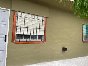 a window on the side of a wall with a door at Los Nogales I in Neuquén