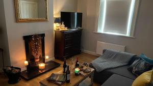 un soggiorno con divano e camino di Ladyrath Lodge a Navan