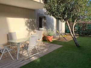 Vonkajšia záhrada v ubytovaní Appartement cosy avec jardin près de la Lagune de Thau à Bouzigues, idéal pour des vacances paisibles - FR-1-604-34