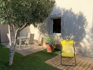 Vonkajšia záhrada v ubytovaní Appartement cosy avec jardin près de la Lagune de Thau à Bouzigues, idéal pour des vacances paisibles - FR-1-604-34 + 2 fotografie